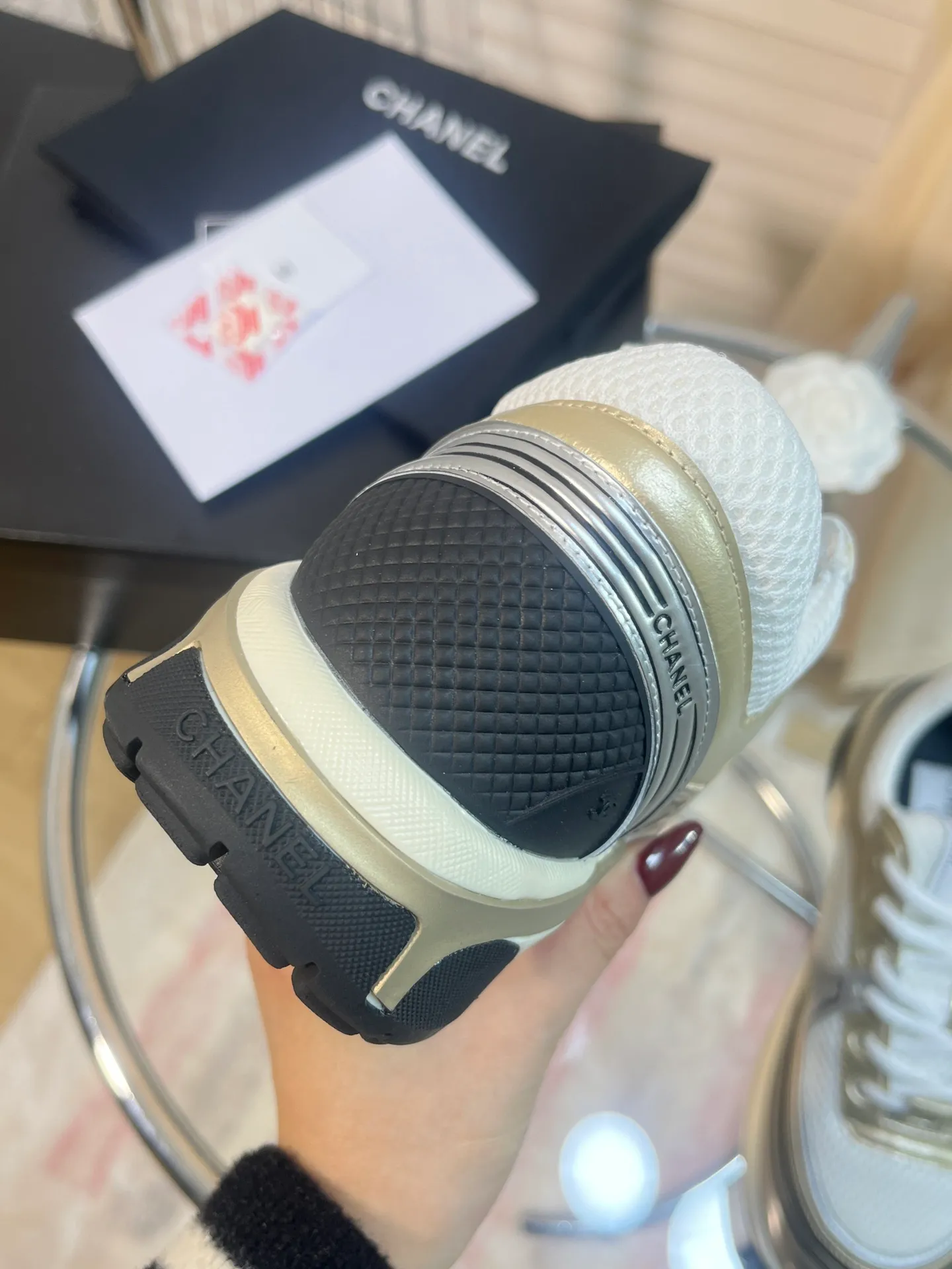👟👟Ex-factory price 640👟👟 Men +10chanel Chanel 2023 early spring vacation series latest casual sports shoes silver white, gold white, silver gray, black and red! Incomparably beautiful and easy to wear, very light, the lining is also super soft, super comfortable, the upper is breathable, the color is high-end and durable, versatile. Upper: cowhide and cloth stitching. Lining: breathable mesh. Original foam combination outsole. Size: 35-45.